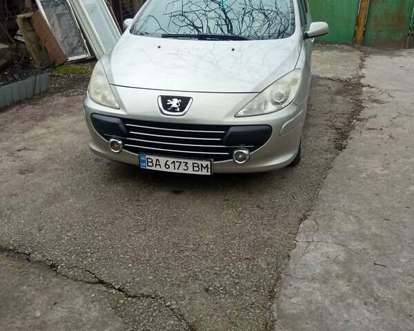 Серый Пежо 307, объемом двигателя 2 л и пробегом 302 тыс. км за 5100 $, фото 1 на Automoto.ua