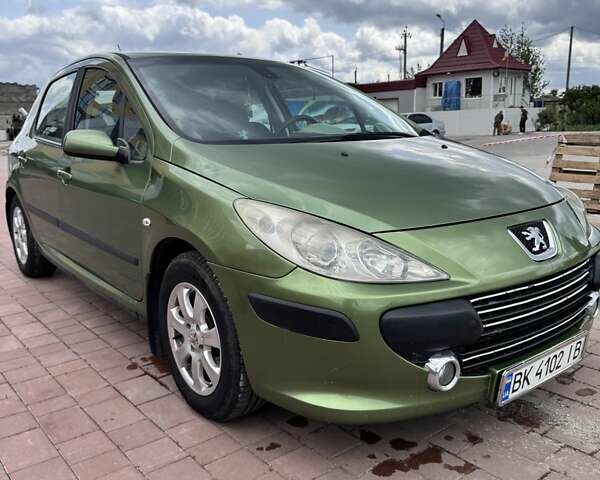 Зелений Пежо 307, об'ємом двигуна 1.59 л та пробігом 280 тис. км за 4600 $, фото 1 на Automoto.ua