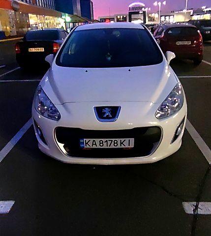 Белый Пежо 308, объемом двигателя 1.6 л и пробегом 300 тыс. км за 7300 $, фото 1 на Automoto.ua