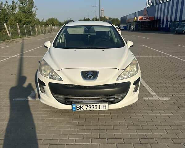 Белый Пежо 308, объемом двигателя 1.6 л и пробегом 230 тыс. км за 4800 $, фото 1 на Automoto.ua
