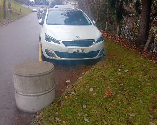 Белый Пежо 308, объемом двигателя 1.2 л и пробегом 160 тыс. км за 10200 $, фото 1 на Automoto.ua