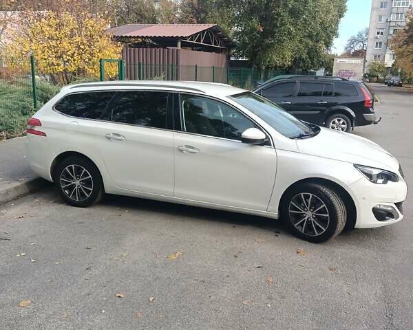 Белый Пежо 308, объемом двигателя 1.56 л и пробегом 200 тыс. км за 9500 $, фото 1 на Automoto.ua