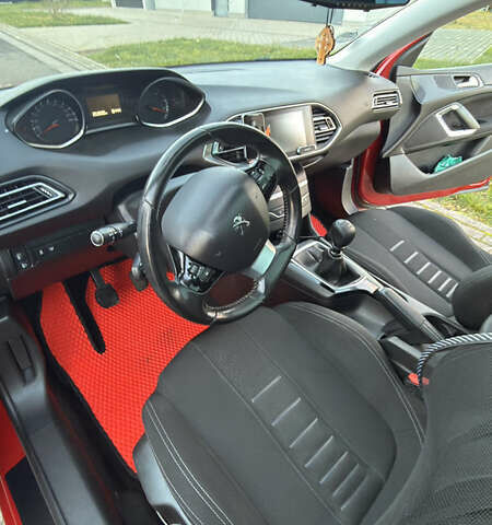 Червоний Пежо 308, об'ємом двигуна 1.56 л та пробігом 205 тис. км за 10000 $, фото 1 на Automoto.ua