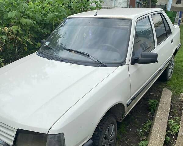 Белый Пежо 309, объемом двигателя 1.6 л и пробегом 350 тыс. км за 700 $, фото 1 на Automoto.ua