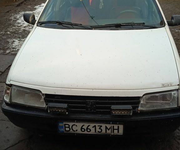 Белый Пежо 405, объемом двигателя 1.6 л и пробегом 2 тыс. км за 1000 $, фото 1 на Automoto.ua