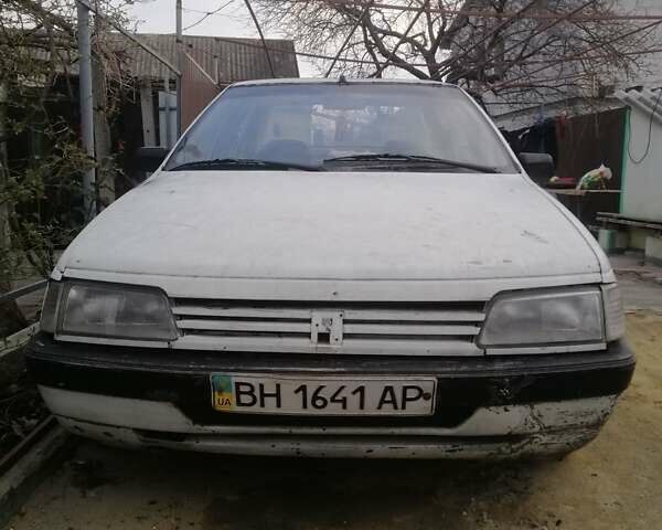 Белый Пежо 405, объемом двигателя 1.6 л и пробегом 217 тыс. км за 600 $, фото 1 на Automoto.ua