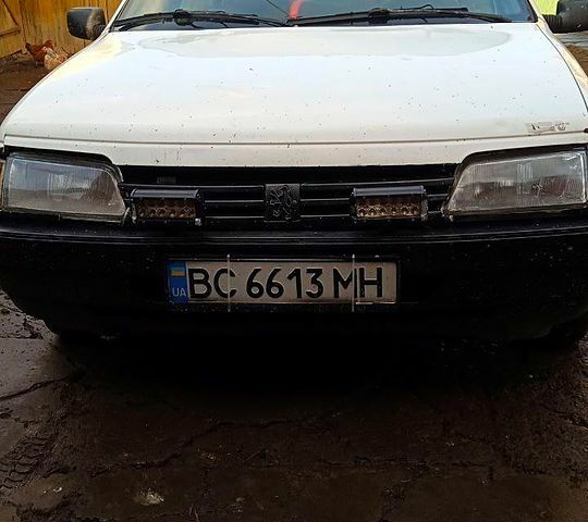 Белый Пежо 405, объемом двигателя 1.6 л и пробегом 200 тыс. км за 800 $, фото 1 на Automoto.ua