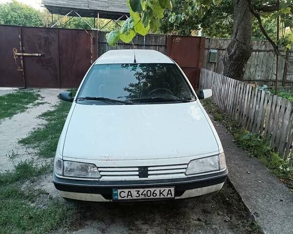 Белый Пежо 405, объемом двигателя 1.9 л и пробегом 200 тыс. км за 1800 $, фото 1 на Automoto.ua