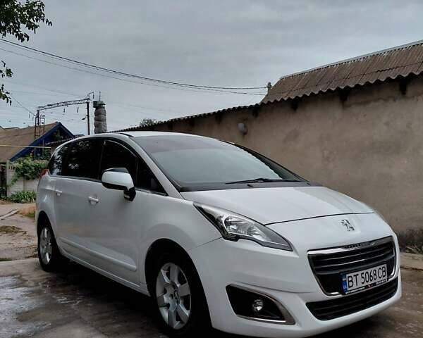 Белый Пежо 5008, объемом двигателя 1.56 л и пробегом 239 тыс. км за 6900 $, фото 1 на Automoto.ua