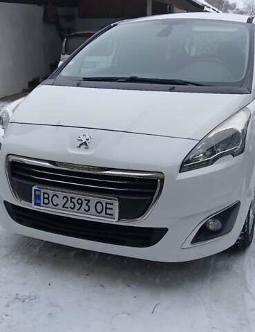 Белый Пежо 5008, объемом двигателя 1.56 л и пробегом 226 тыс. км за 10200 $, фото 1 на Automoto.ua