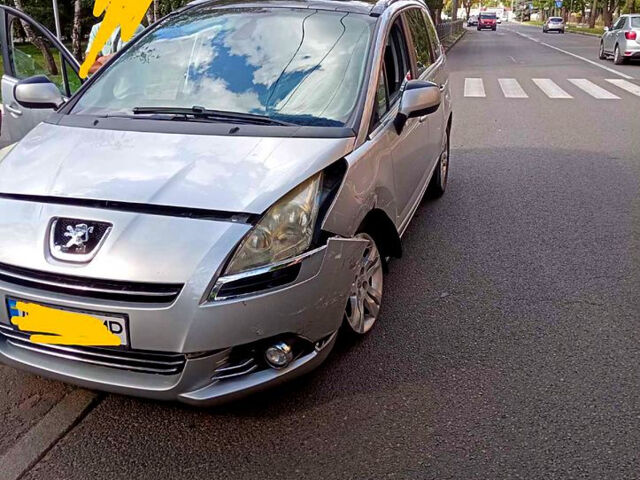Пежо 5008, объемом двигателя 1.6 л и пробегом 274 тыс. км за 5500 $, фото 1 на Automoto.ua