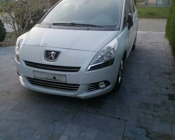 Пежо 5008, объемом двигателя 1.6 л и пробегом 136 тыс. км за 10000 $, фото 1 на Automoto.ua