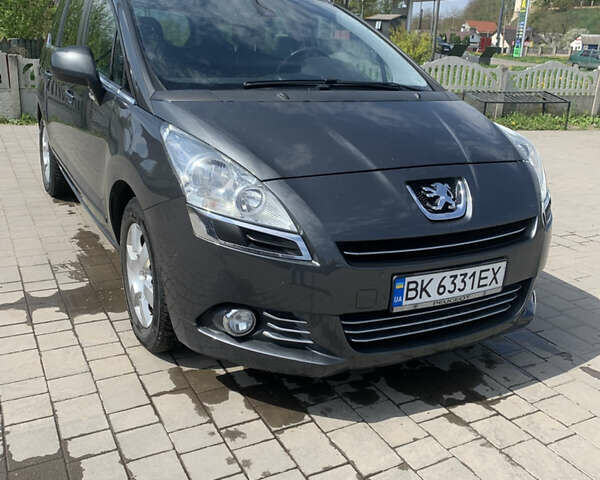 Серый Пежо 5008, объемом двигателя 2 л и пробегом 318 тыс. км за 8150 $, фото 1 на Automoto.ua