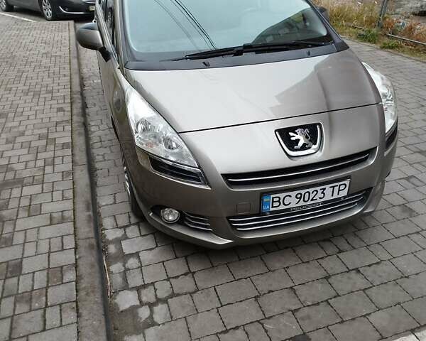 Серый Пежо 5008, объемом двигателя 1.6 л и пробегом 198 тыс. км за 7500 $, фото 1 на Automoto.ua