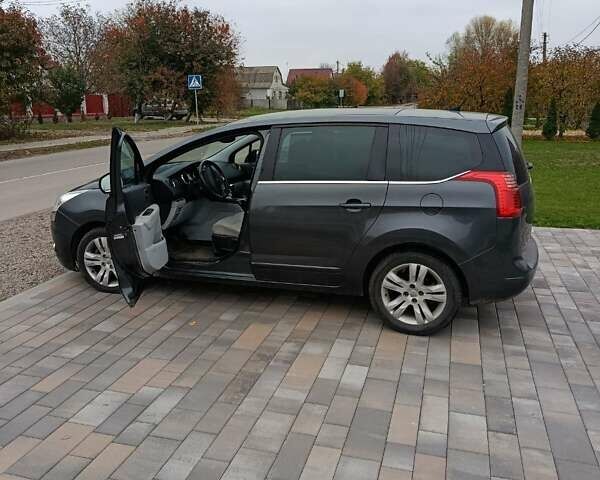 Серый Пежо 5008, объемом двигателя 1.6 л и пробегом 196 тыс. км за 6200 $, фото 1 на Automoto.ua