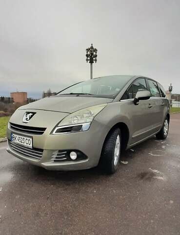 Серый Пежо 5008, объемом двигателя 1.56 л и пробегом 290 тыс. км за 7200 $, фото 1 на Automoto.ua