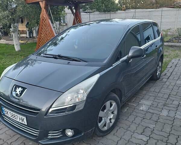 Серый Пежо 5008, объемом двигателя 1.56 л и пробегом 240 тыс. км за 7000 $, фото 1 на Automoto.ua
