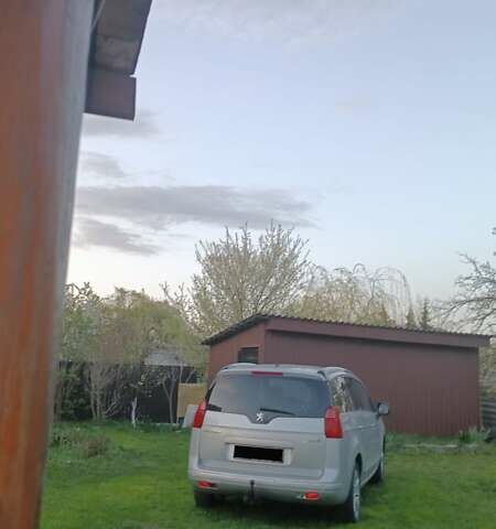 Серый Пежо 5008, объемом двигателя 1.6 л и пробегом 182 тыс. км за 8300 $, фото 1 на Automoto.ua