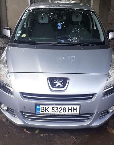 Серый Пежо 5008, объемом двигателя 1.6 л и пробегом 212 тыс. км за 8300 $, фото 1 на Automoto.ua