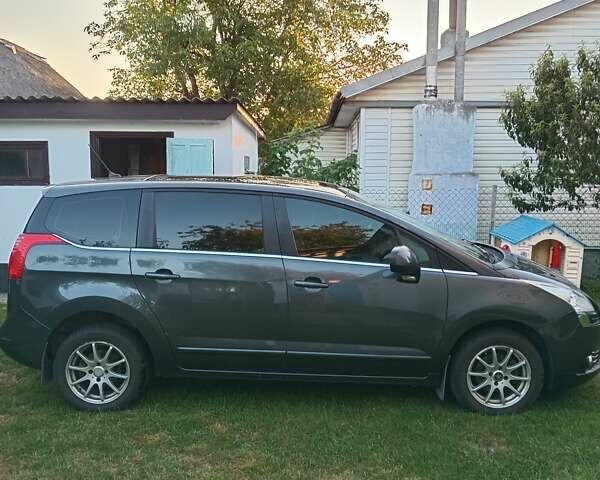 Серый Пежо 5008, объемом двигателя 1.6 л и пробегом 183 тыс. км за 9300 $, фото 1 на Automoto.ua