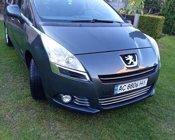 Серый Пежо 5008, объемом двигателя 1.56 л и пробегом 239 тыс. км за 9500 $, фото 1 на Automoto.ua