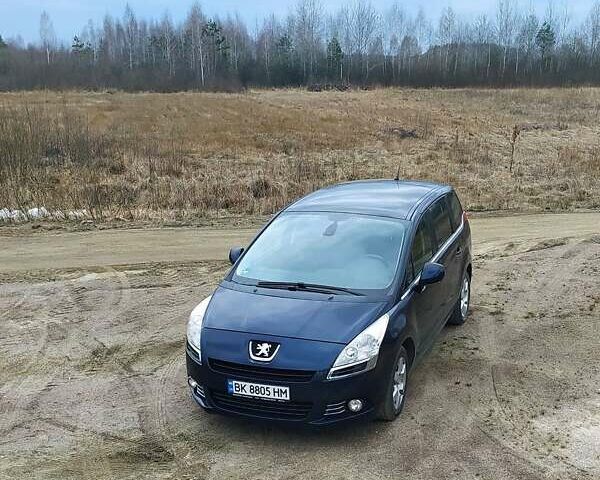 Синий Пежо 5008, объемом двигателя 1.6 л и пробегом 265 тыс. км за 7000 $, фото 1 на Automoto.ua