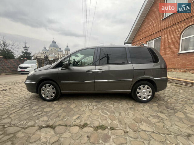 Серый Пежо 807, объемом двигателя 2 л и пробегом 300 тыс. км за 5900 $, фото 1 на Automoto.ua