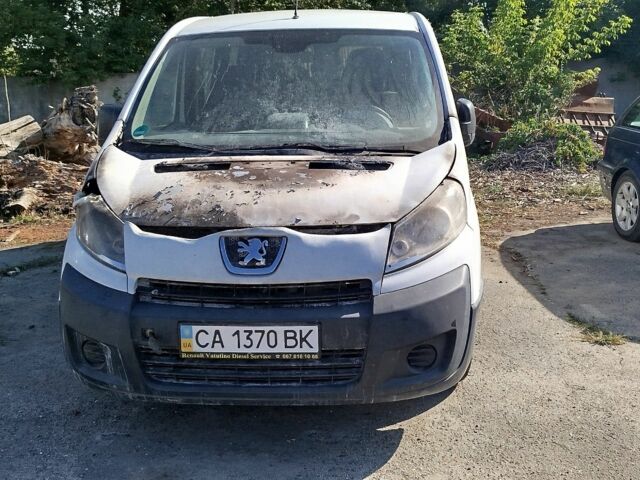 Белый Пежо Эксперт груз.-пасс., объемом двигателя 2 л и пробегом 300 тыс. км за 3500 $, фото 1 на Automoto.ua