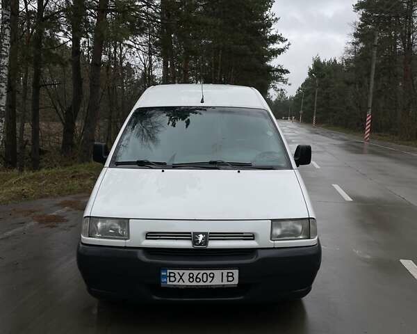 Белый Пежо Эксперт груз.-пасс., объемом двигателя 2 л и пробегом 300 тыс. км за 3500 $, фото 1 на Automoto.ua