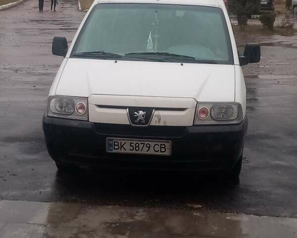 Белый Пежо Эксперт груз.-пасс., объемом двигателя 2 л и пробегом 500 тыс. км за 4350 $, фото 1 на Automoto.ua
