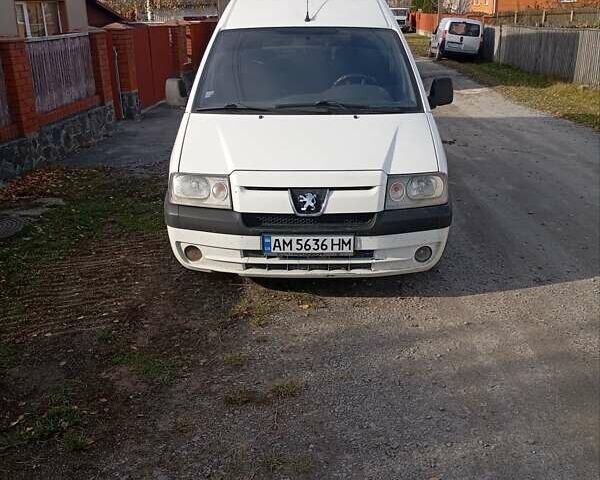 Белый Пежо Эксперт груз.-пасс., объемом двигателя 2 л и пробегом 200 тыс. км за 4800 $, фото 1 на Automoto.ua