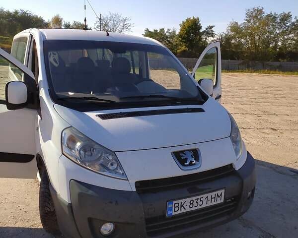 Белый Пежо Эксперт груз.-пасс., объемом двигателя 2 л и пробегом 245 тыс. км за 5900 $, фото 1 на Automoto.ua