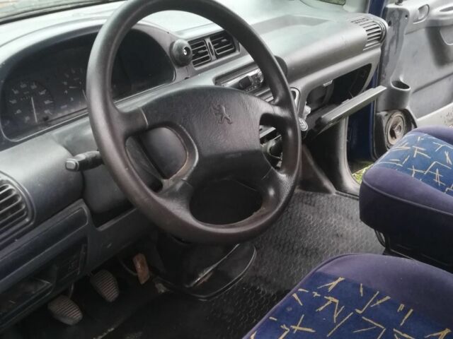 Серый Пежо Эксперт груз.-пасс., объемом двигателя 0 л и пробегом 450 тыс. км за 1100 $, фото 1 на Automoto.ua