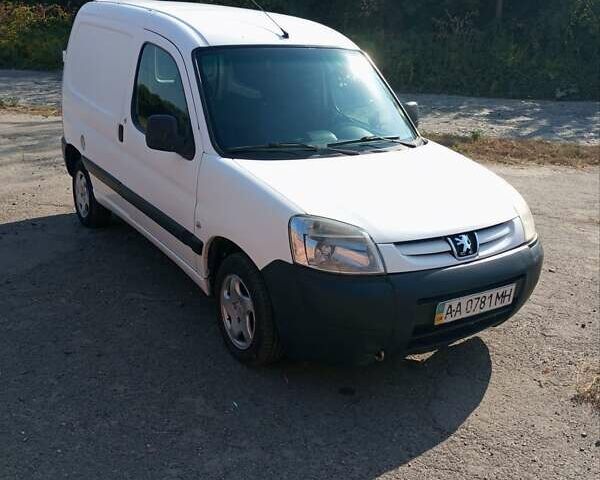 Белый Пежо Партнер груз.-пасс., объемом двигателя 2 л и пробегом 425 тыс. км за 2500 $, фото 1 на Automoto.ua