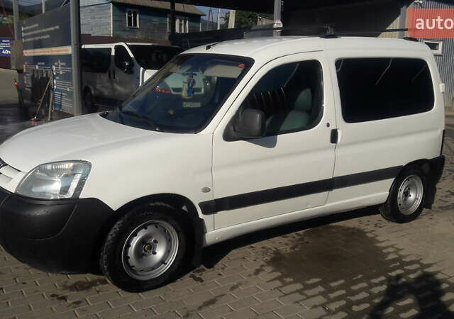 Белый Пежо Партнер груз.-пасс., объемом двигателя 2 л и пробегом 330 тыс. км за 3500 $, фото 1 на Automoto.ua
