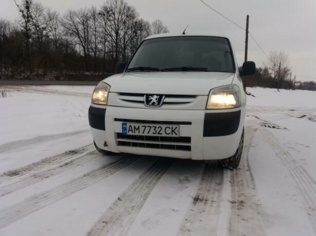 Белый Пежо Партнер пасс., объемом двигателя 1.6 л и пробегом 210 тыс. км за 4950 $, фото 1 на Automoto.ua