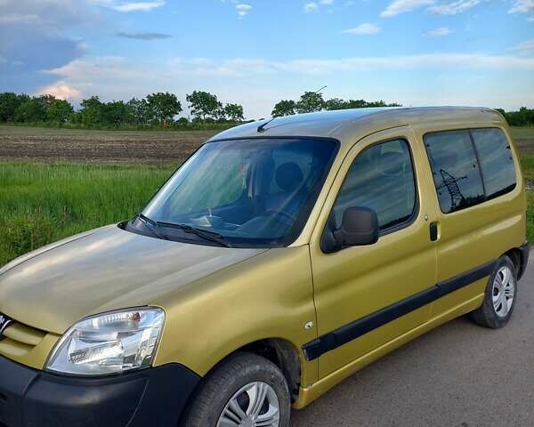 Жовтий Пежо Партнер вант.-пас., об'ємом двигуна 1.36 л та пробігом 164 тис. км за 3800 $, фото 1 на Automoto.ua