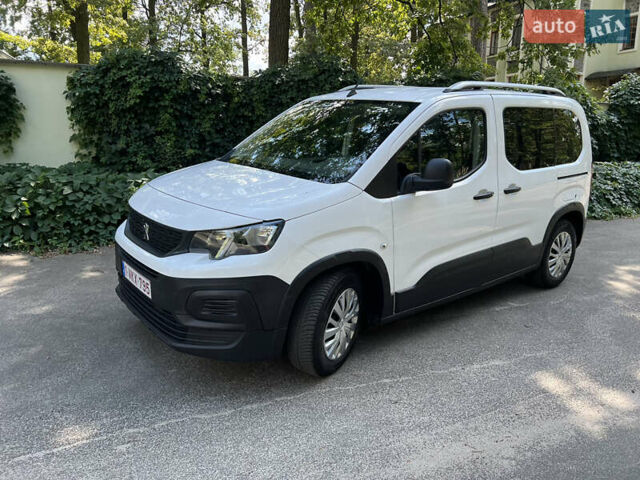 Белый Пежо Rifter, объемом двигателя 1.5 л и пробегом 230 тыс. км за 13500 $, фото 1 на Automoto.ua