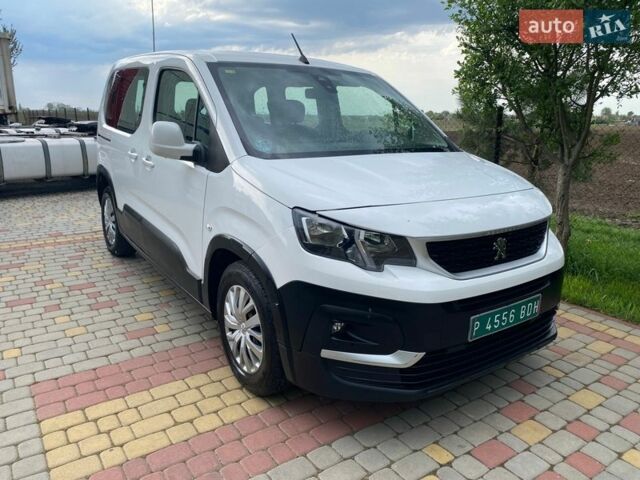 Белый Пежо Rifter, объемом двигателя 1.5 л и пробегом 256 тыс. км за 15500 $, фото 1 на Automoto.ua