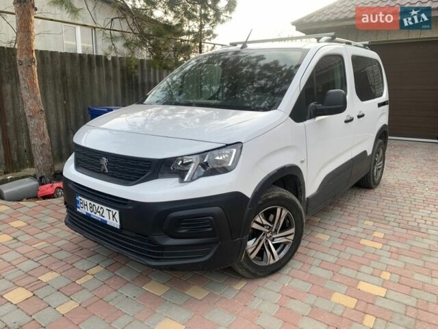 Белый Пежо Rifter, объемом двигателя 1.56 л и пробегом 60 тыс. км за 18000 $, фото 1 на Automoto.ua