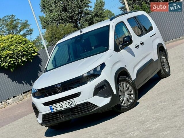 Белый Пежо Rifter, объемом двигателя 1.5 л и пробегом 15 тыс. км за 25999 $, фото 1 на Automoto.ua