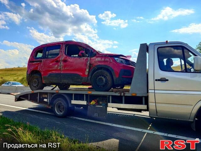 Красный Пежо Rifter, объемом двигателя 1.6 л и пробегом 56 тыс. км за 7999 $, фото 1 на Automoto.ua