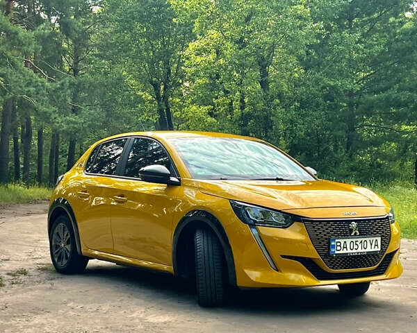 Желтый Пежо e-208, объемом двигателя 0 л и пробегом 40 тыс. км за 15900 $, фото 1 на Automoto.ua