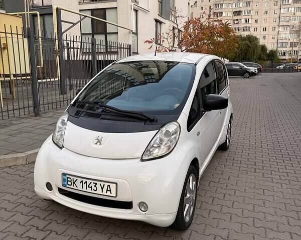 Белый Пежо иOн, объемом двигателя 0 л и пробегом 80 тыс. км за 4500 $, фото 1 на Automoto.ua