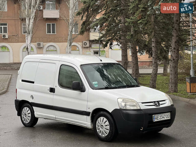 Белый Пежо Partner, объемом двигателя 1.6 л и пробегом 271 тыс. км за 3700 $, фото 1 на Automoto.ua