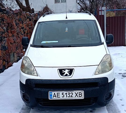 Білий Пежо Partner, об'ємом двигуна 1.6 л та пробігом 235 тис. км за 6000 $, фото 1 на Automoto.ua