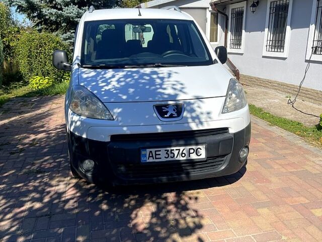 Белый Пежо Partner, объемом двигателя 1.6 л и пробегом 287 тыс. км за 4900 $, фото 1 на Automoto.ua