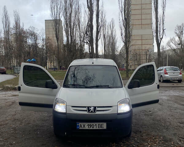 Белый Пежо Partner, объемом двигателя 1.36 л и пробегом 240 тыс. км за 3500 $, фото 1 на Automoto.ua