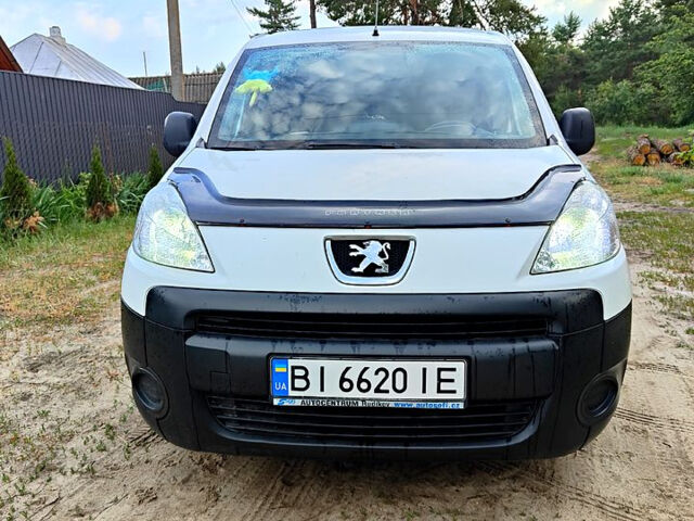 Белый Пежо Partner, объемом двигателя 1.6 л и пробегом 214 тыс. км за 5650 $, фото 1 на Automoto.ua