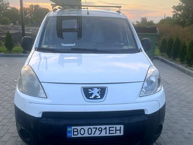Белый Пежо Partner, объемом двигателя 1.6 л и пробегом 329 тыс. км за 5600 $, фото 1 на Automoto.ua